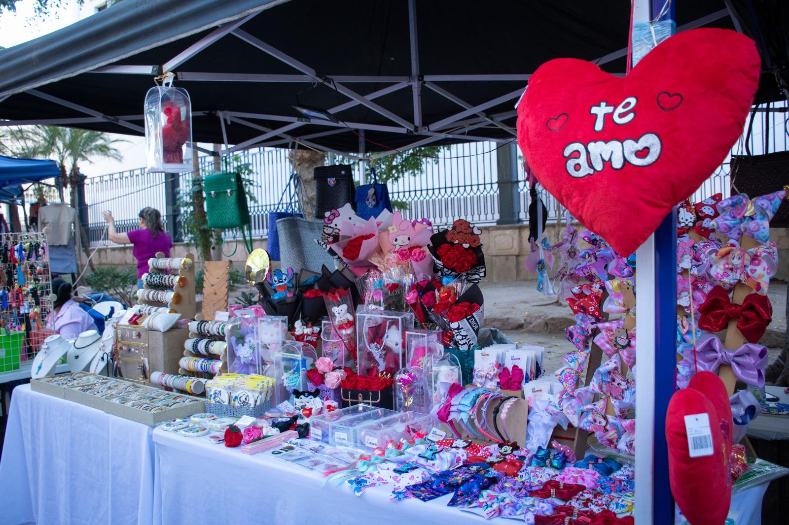 $!Impulsan la economía local con el ‘Bazar del Amor’ en la Plazuela Obregón