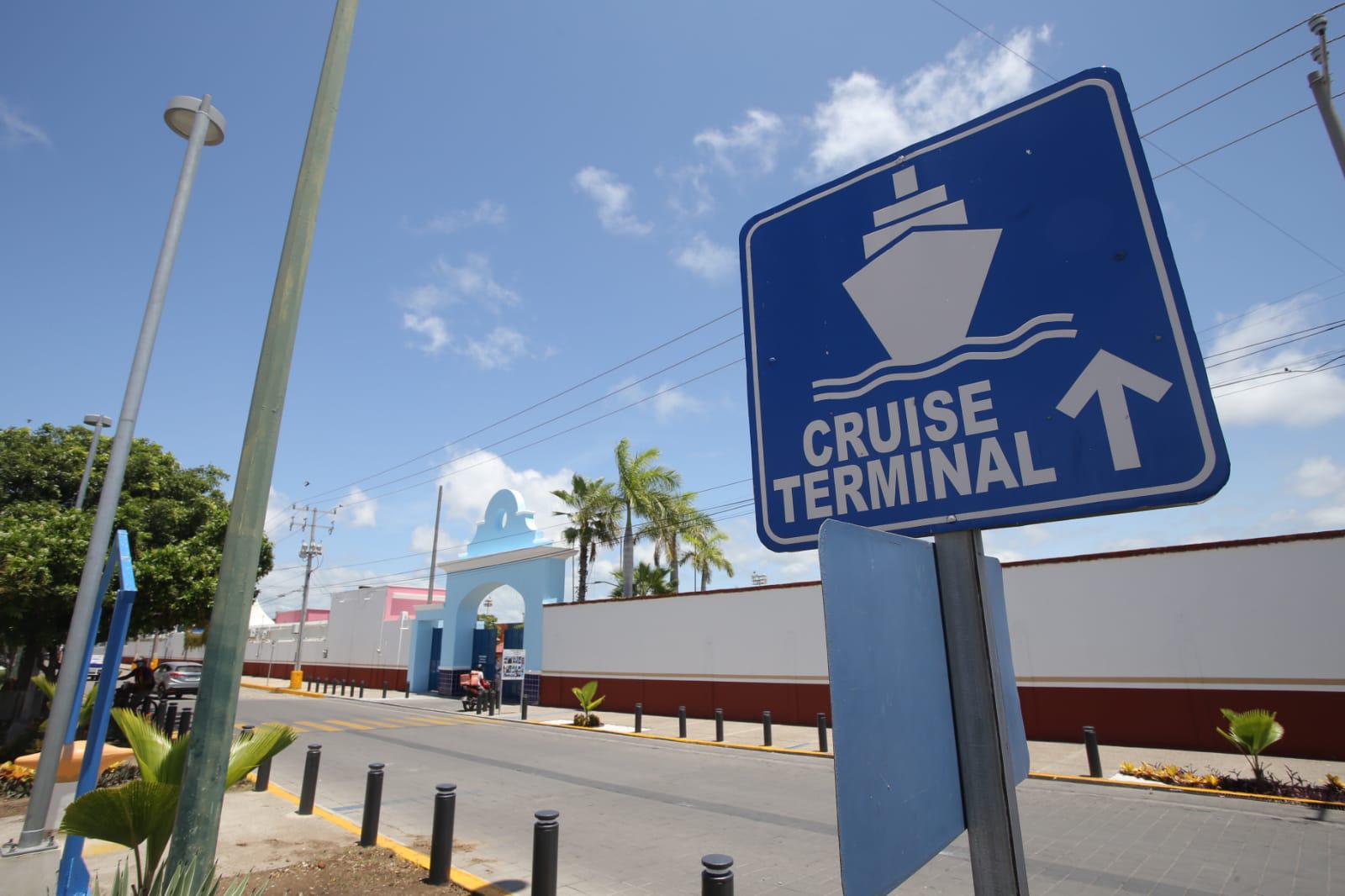 $!Mazatlán restaura la ‘línea azul’ y señalizaciones peatonales para los turistas de crucero que arribarán este miercoles