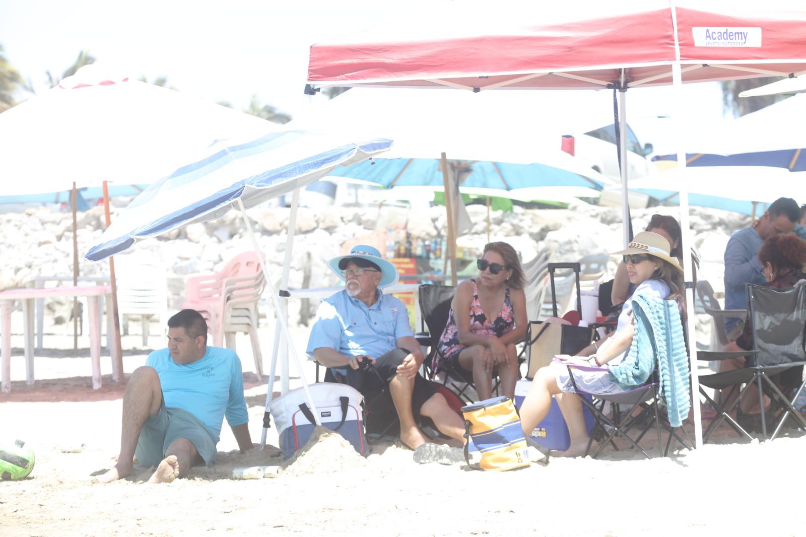 $!Se mantiene buena presencia de bañistas en las playas de Mazatlán