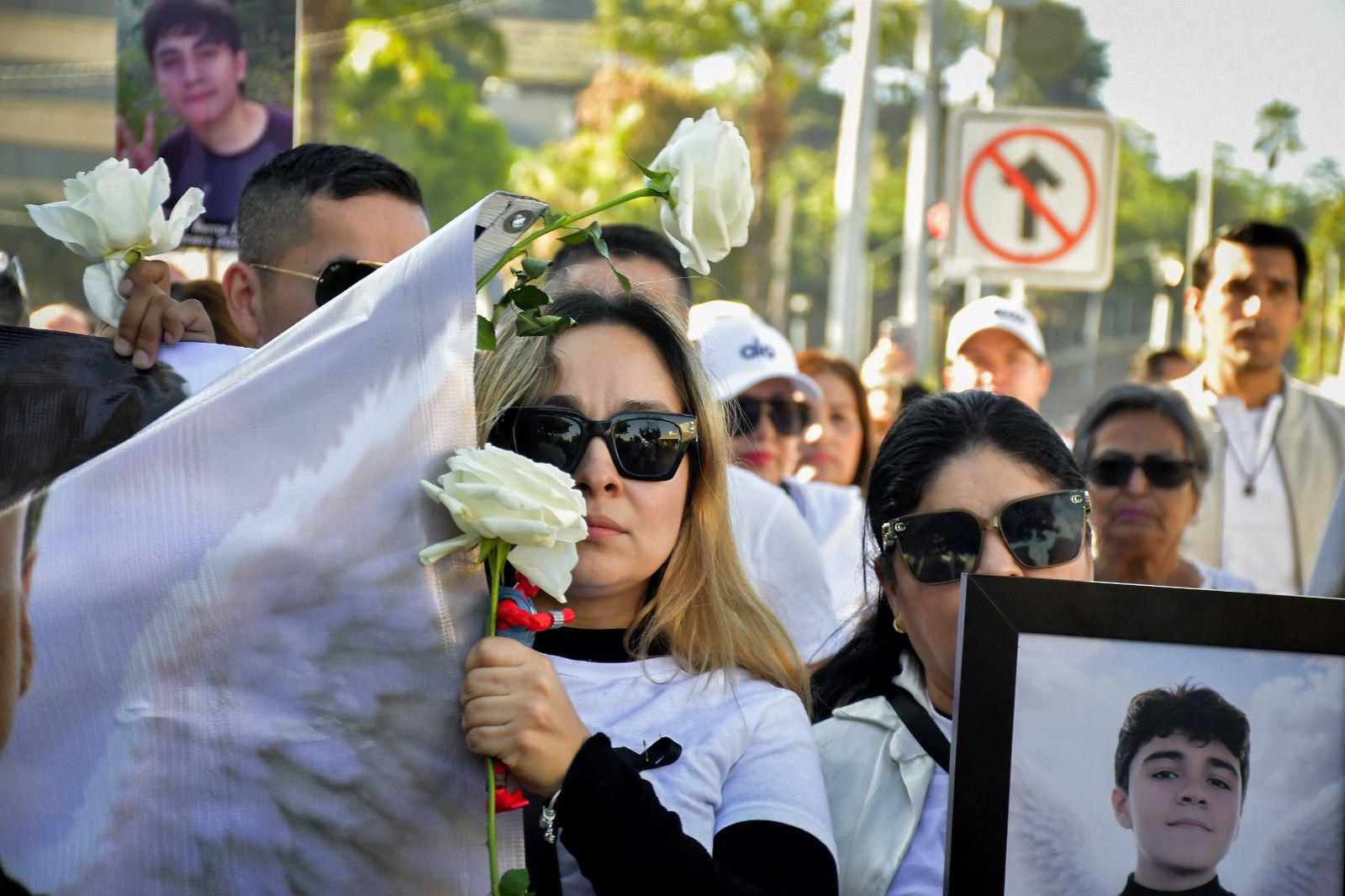 $!‘Que ninguna madre sienta el mismo sufrimiento que yo’; honran memoria de Ricardo Mizael y exigen paz en Sinaloa
