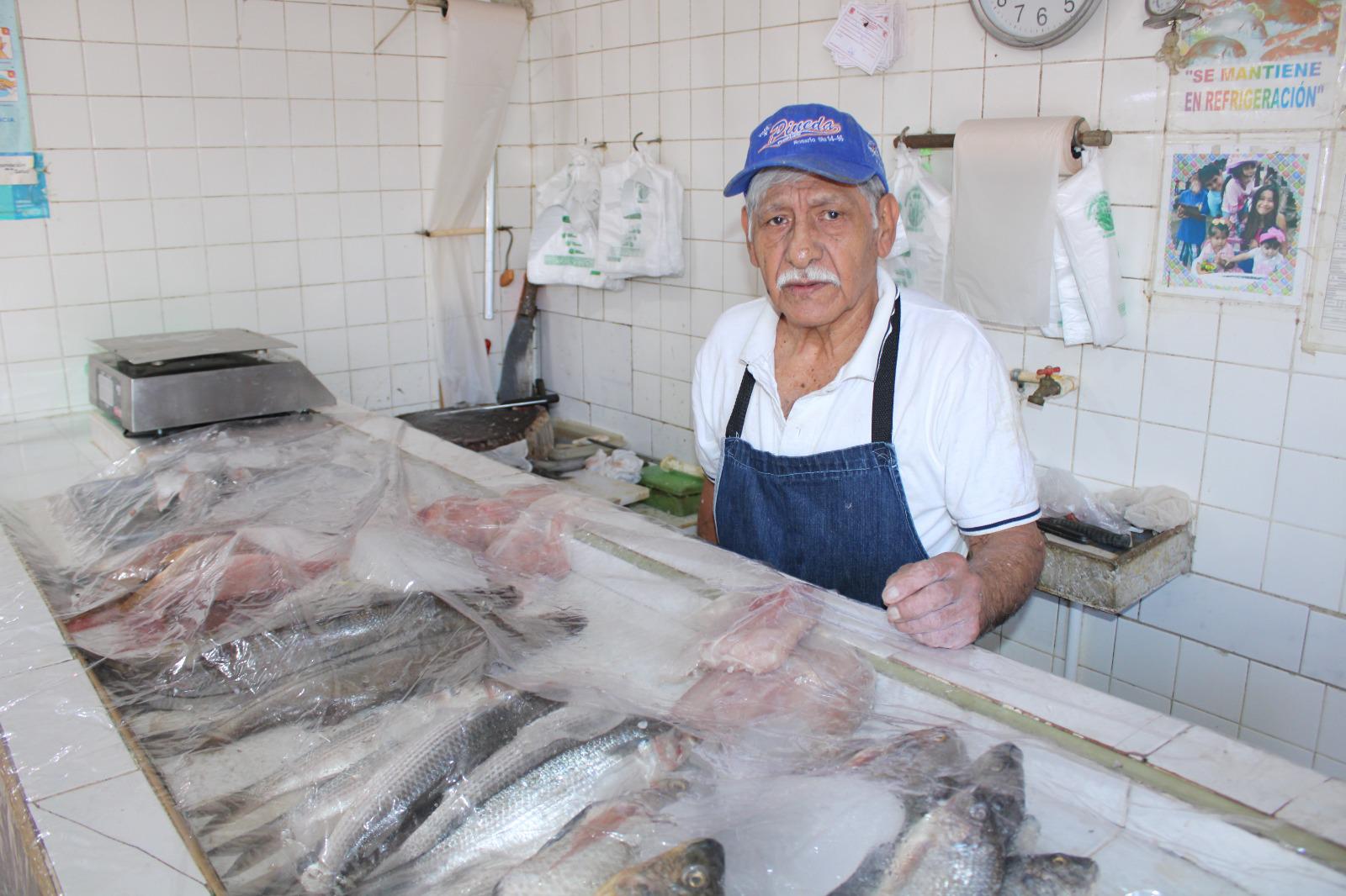 $!Juan Ramón mantiene vivo el oficio de la pescadería en el mercado de Rosario