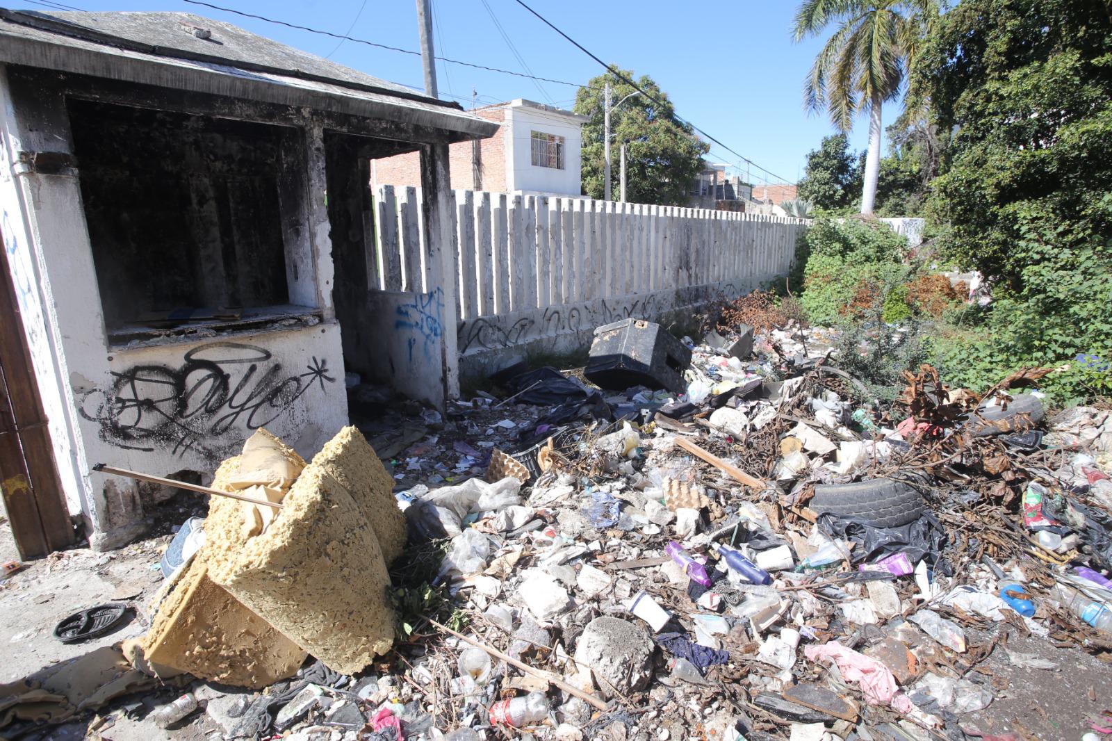 $!Entre maleza, basura y contaminación se encuentran las instalaciones del antiguo Hospital General, en Mazatlán