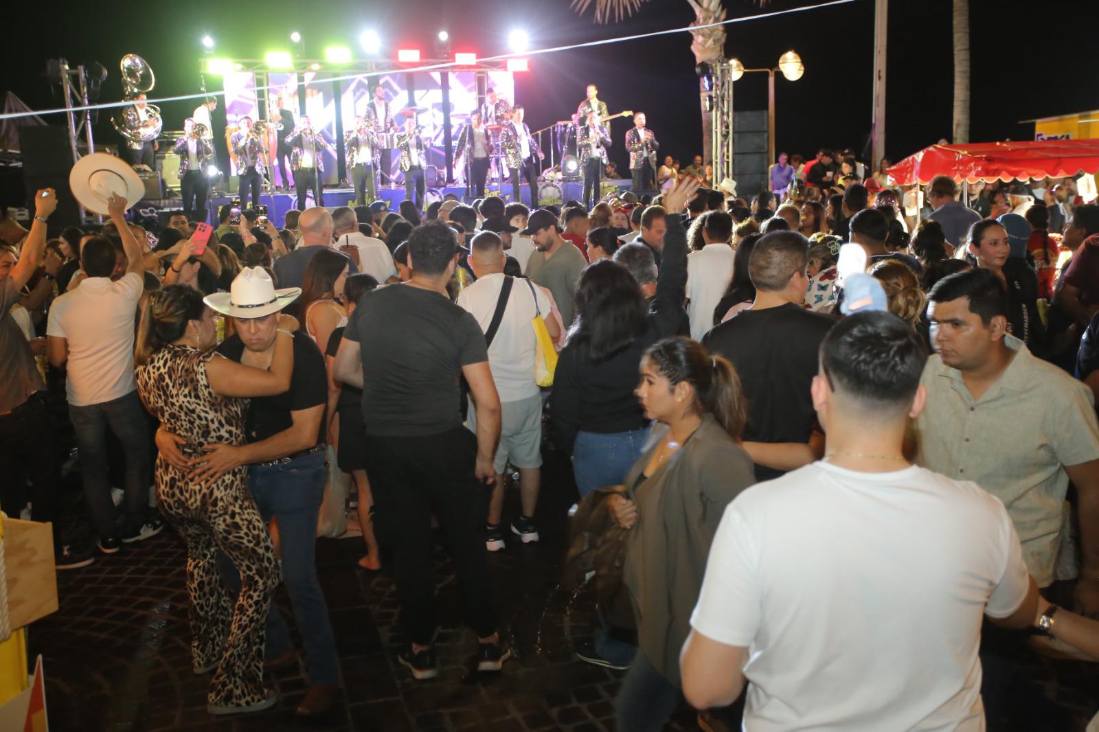 $!Olas Altas vive una noche de fiesta con miles de asistentes
