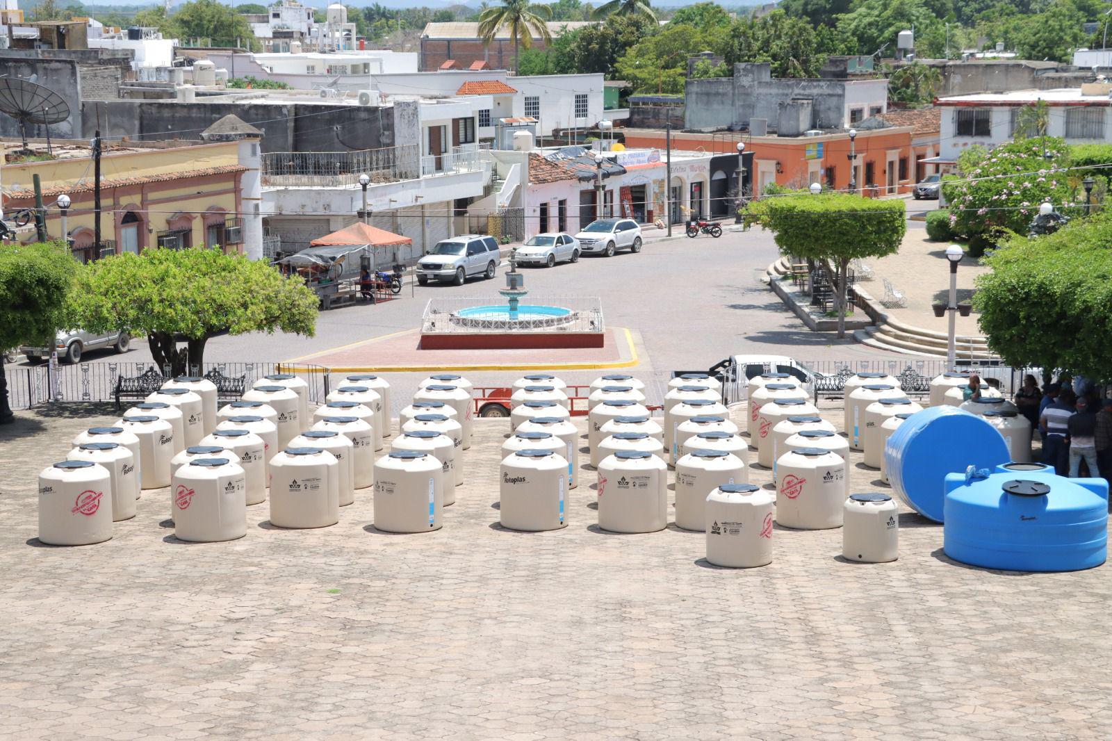 $!Entregan 86 contenedores de agua, en Rosario