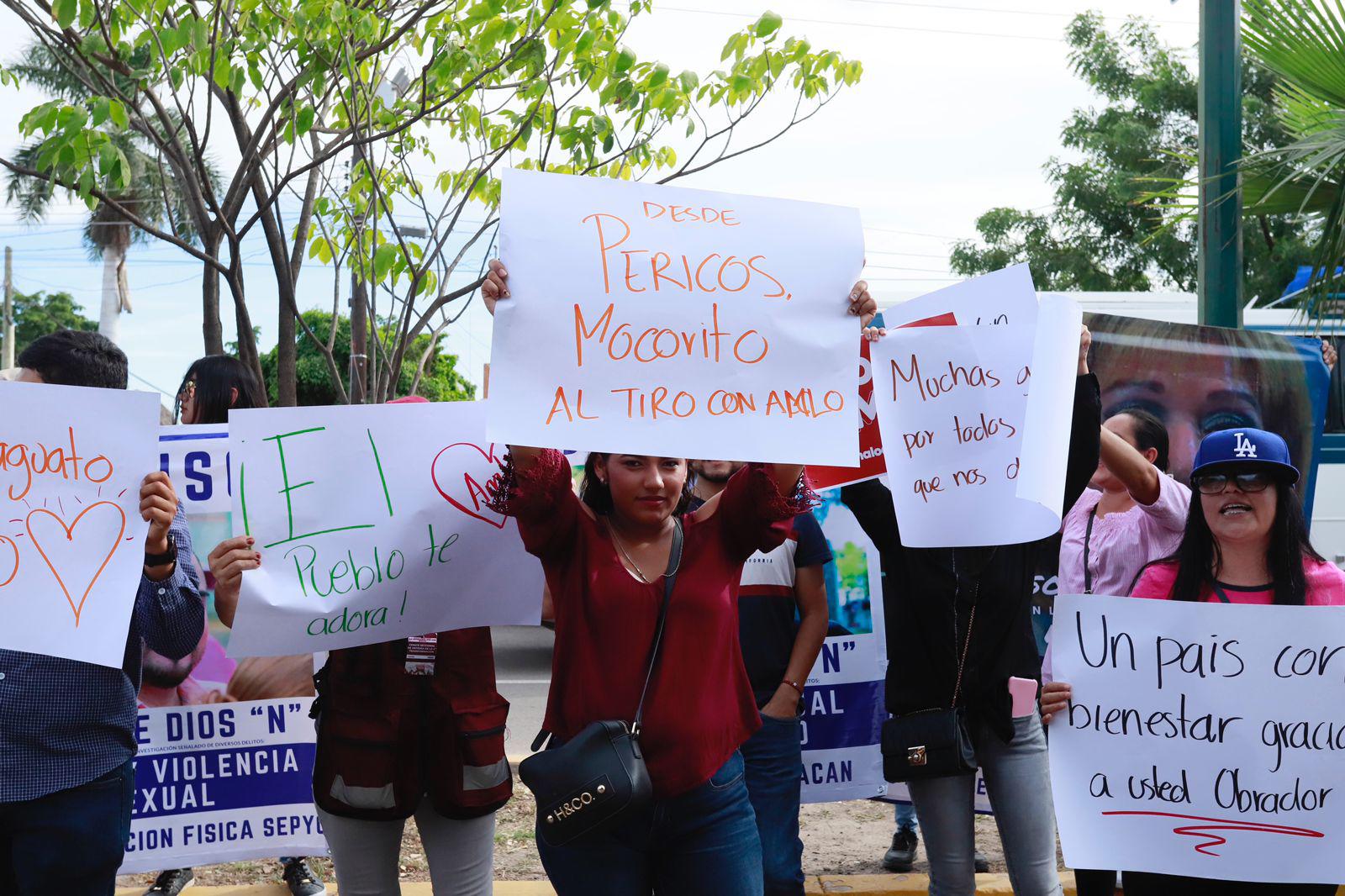 $!Simpatizantes y manifestantes ‘alborotan’ la llegada de AMLO a Culiacancito
