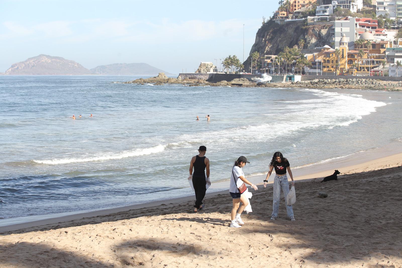 $!Se reúnen decenas a limpiar playa Olas Altas en Mazatlán por el Día de la Tierra
