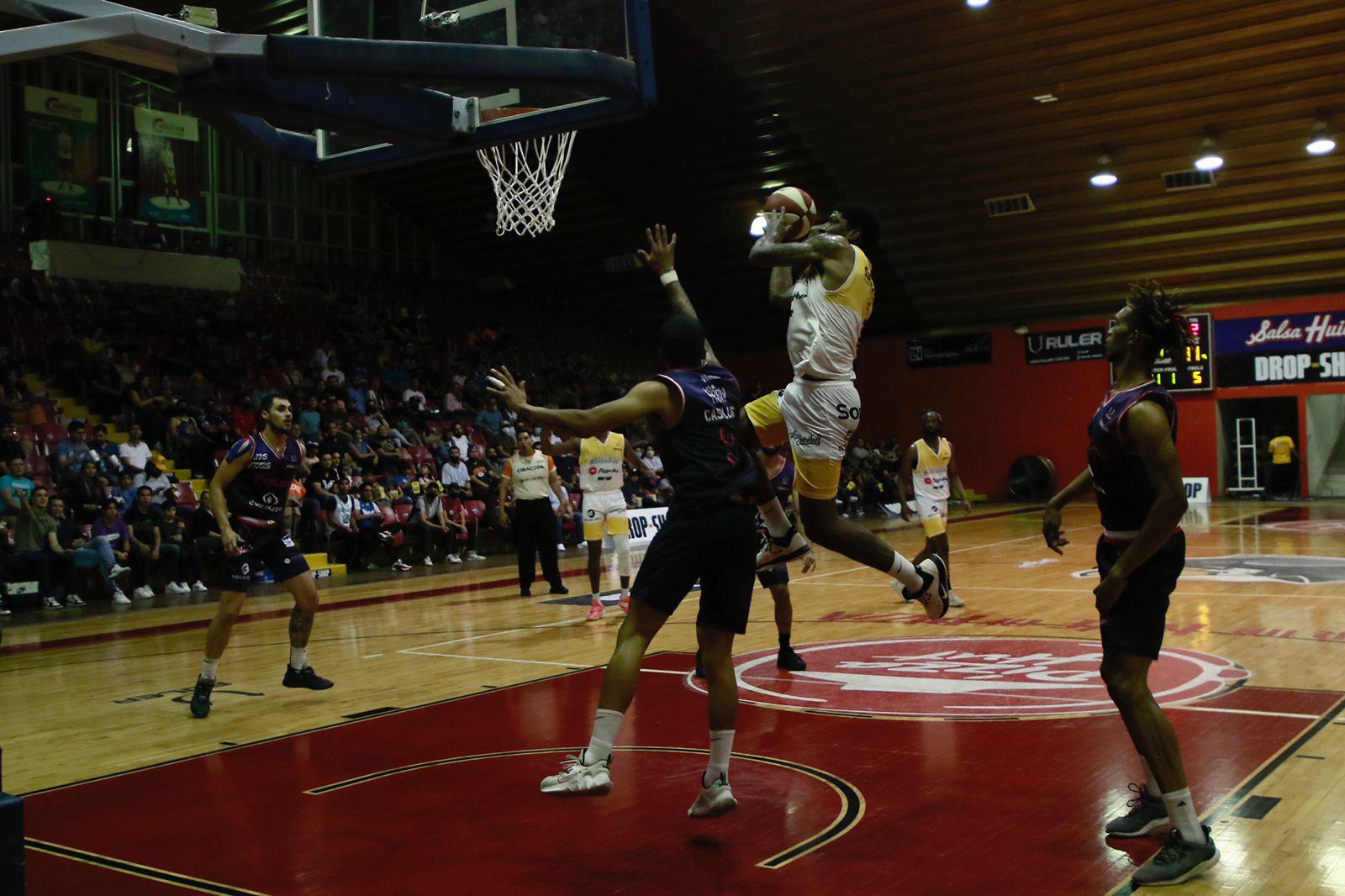 $!Alex Hicks y Jermont Horton llevan a Venados Basketball a dramática victoria en Culiacán