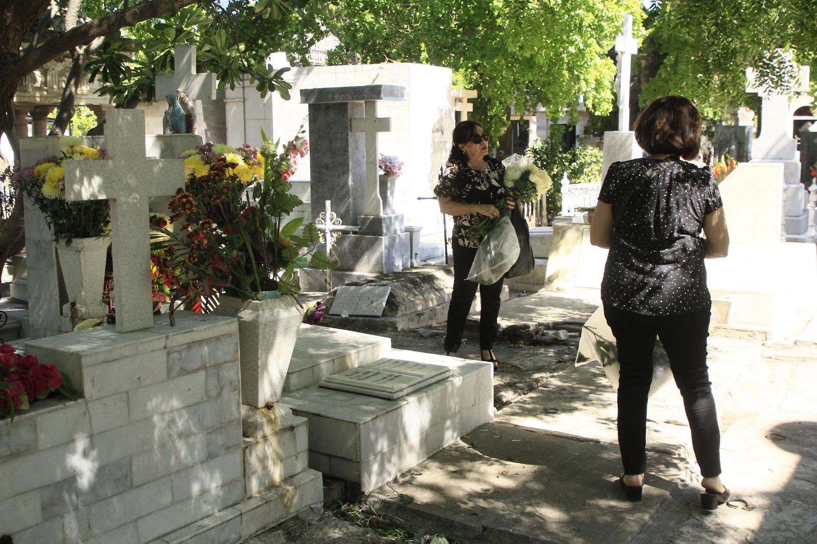 $!Panteones de Culiacán albergan reencuentros familiares en el Día de Muertos