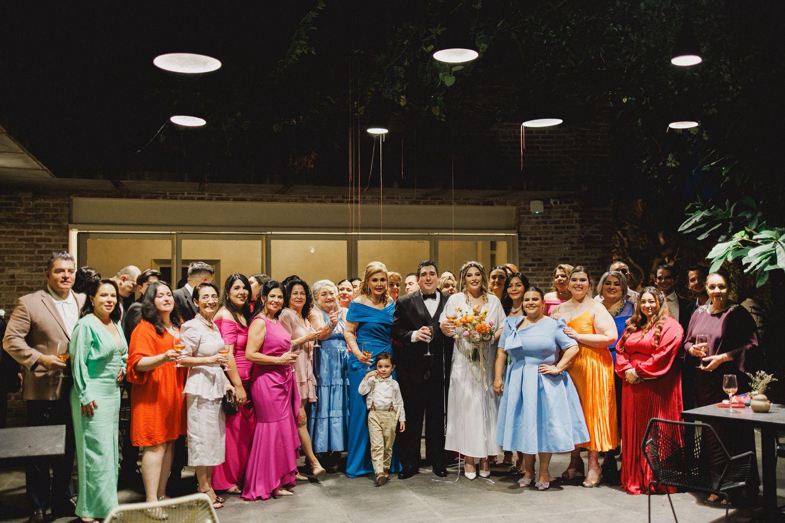 $!Amigos y familiares brindaron por la felicidad de los novios.