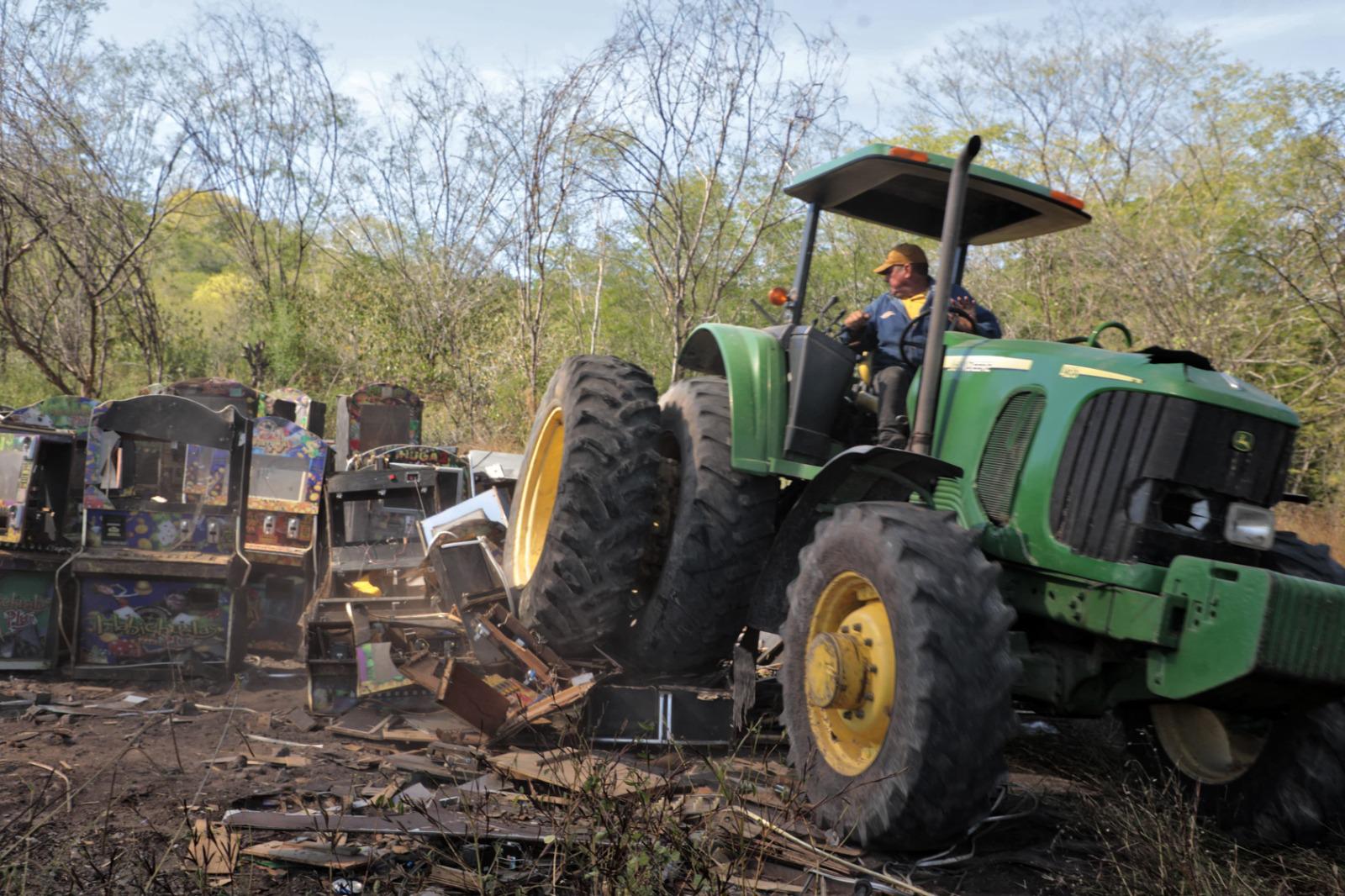 $!Destruyen casi 2 toneladas de drogas y más de 300 objetos del delito en Culiacán