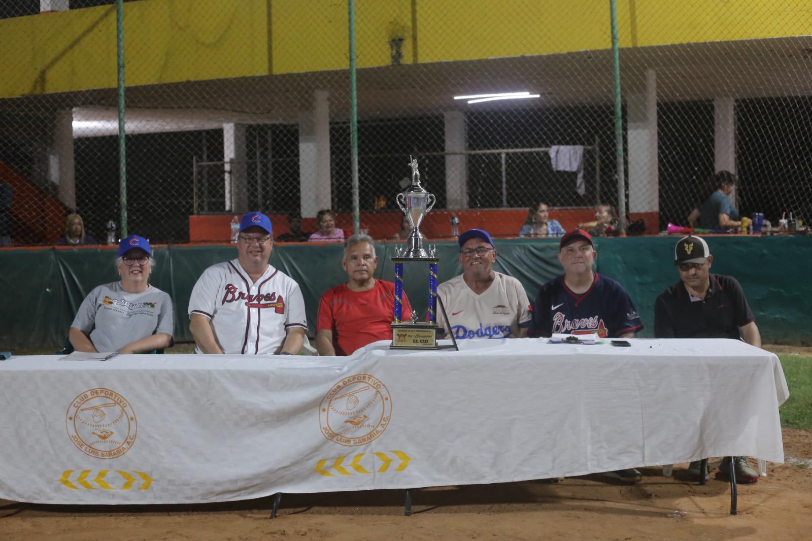 $!Cantan Playball en Liga de Meseros al Bat