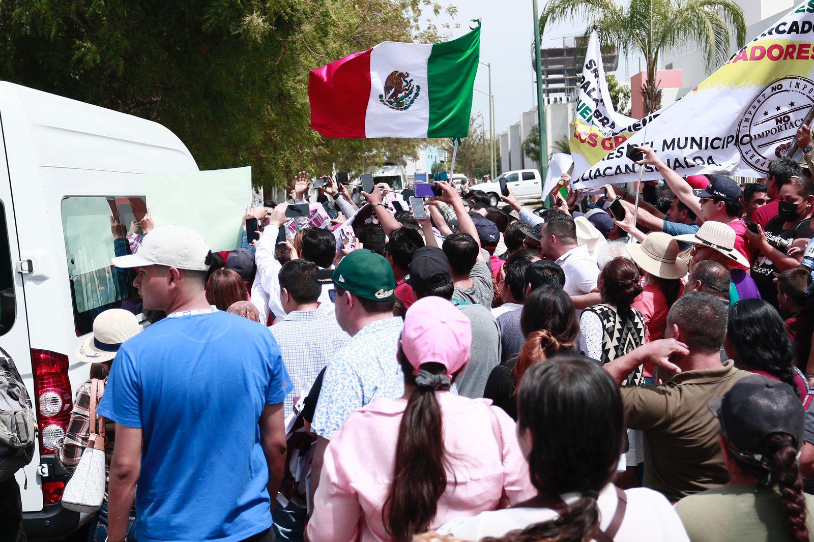 $!En medio de porras y protestas, llega AMLO a evento en Culiacán