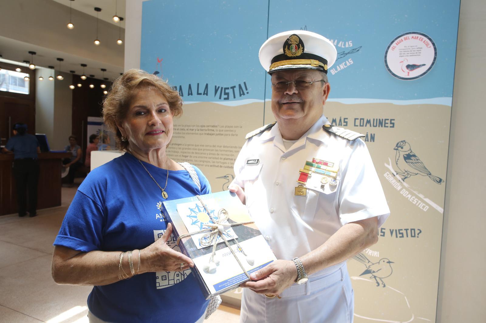 $!Ana María Urrea de Valadés hace entrega de un obsequio al Capitán Carlos Angulo Hernández.