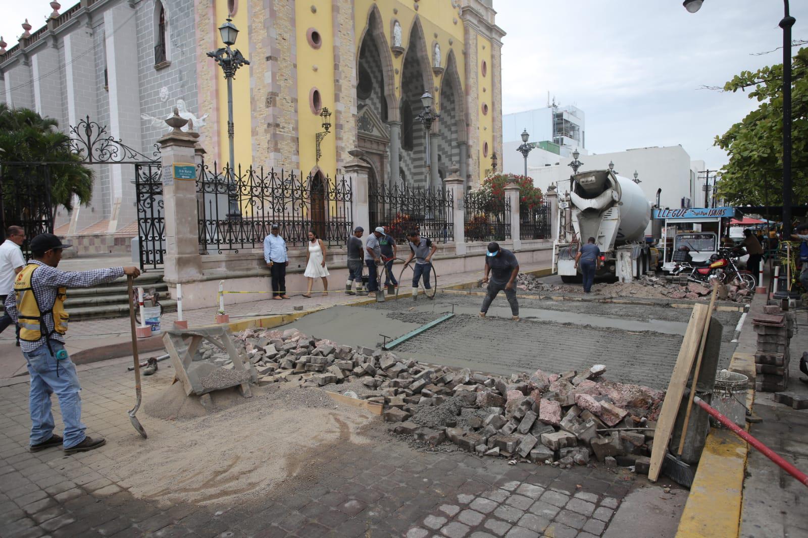 $!Construyen otro paso peatonal elevado en Mazatlán, ahora afuera de Catedral