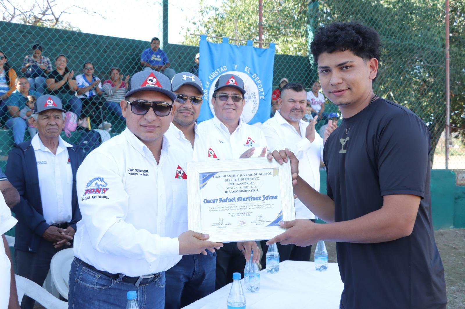 $!Club Deportivo Peli-kanos realizó su inaguración de la Temporada infantil 2025-2026, en honor a Antonio Mora Barrón