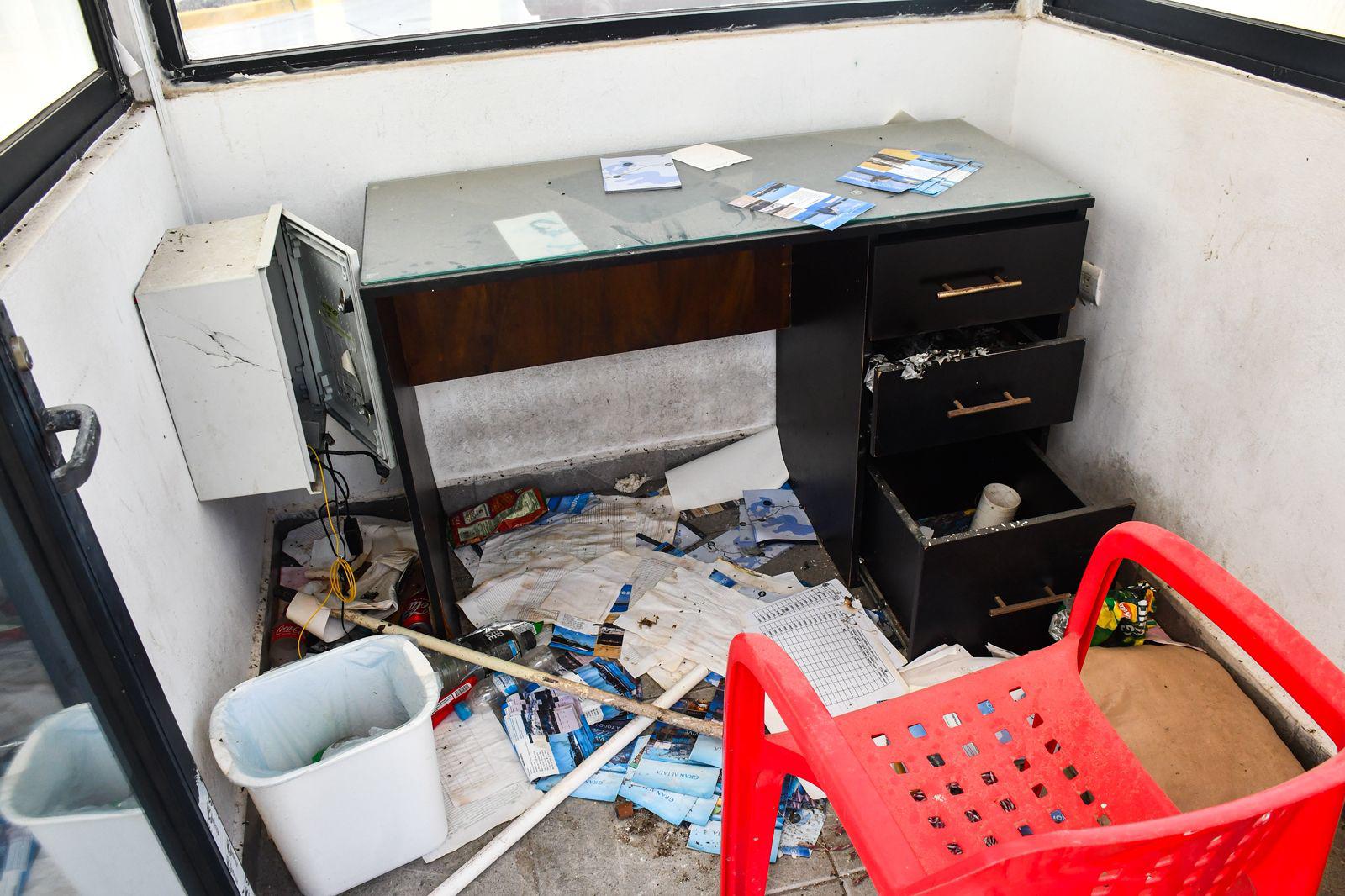 $!Los estragos del ataque armado en Altata: base sindical baleada y un hotel devastado por las llamas