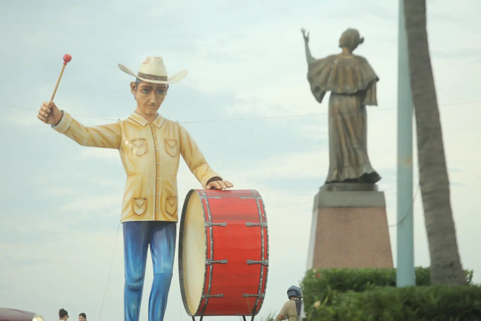 $!Avanza instalación de monigotes en el paseo costero de Mazatlán
