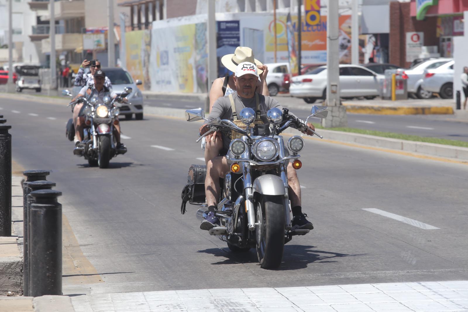 $!Bikers nacionales se apoderan de la zona turística de Mazatlán