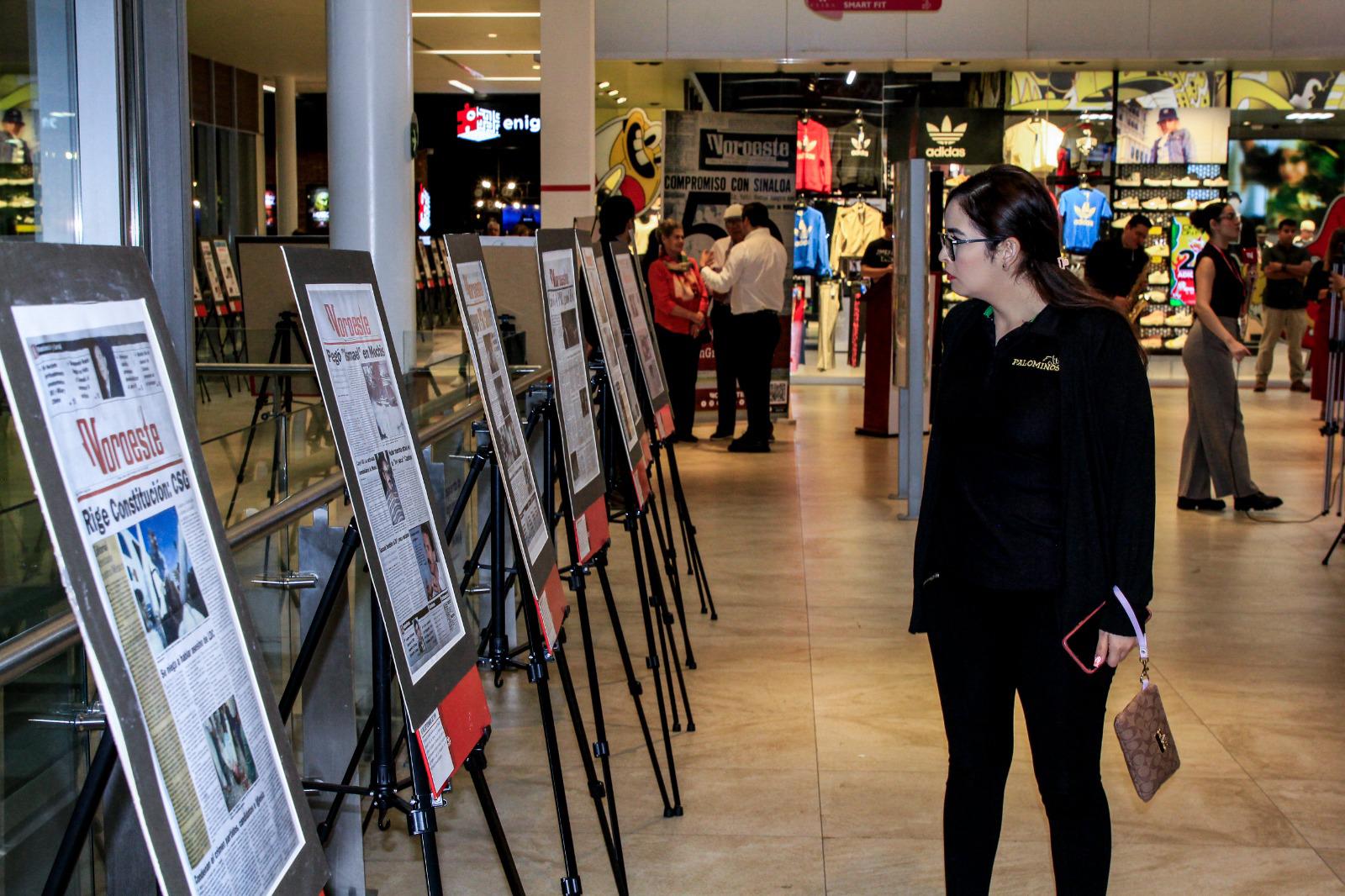 $!El público admira las distintas portadas.