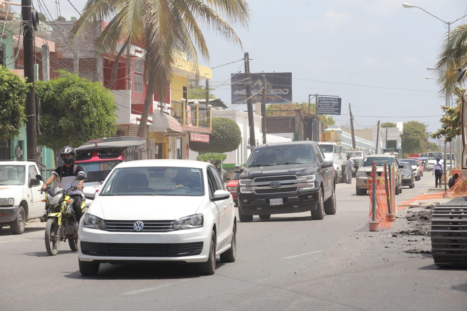 $!Se ahorcan vialidades en Mazatlán por el tráfico que genera cierre parcial de la Gabriel Leyva