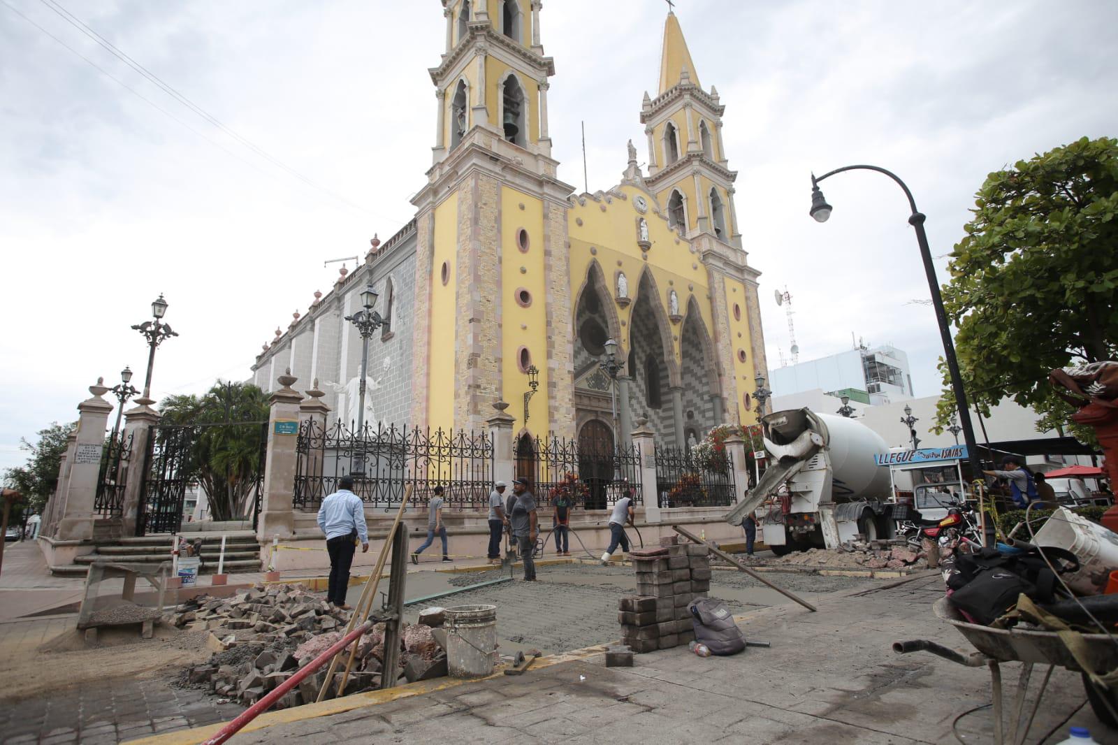 $!Construyen otro paso peatonal elevado en Mazatlán, ahora afuera de Catedral
