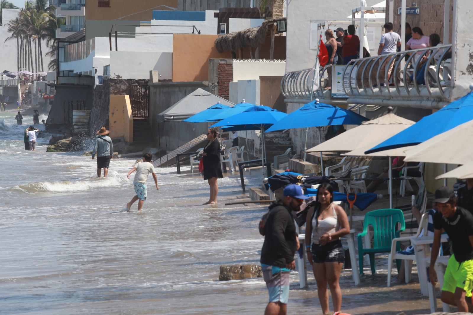 $!Por mar de fondo, playas de Mazatlán se quedan con poco espacio de arena