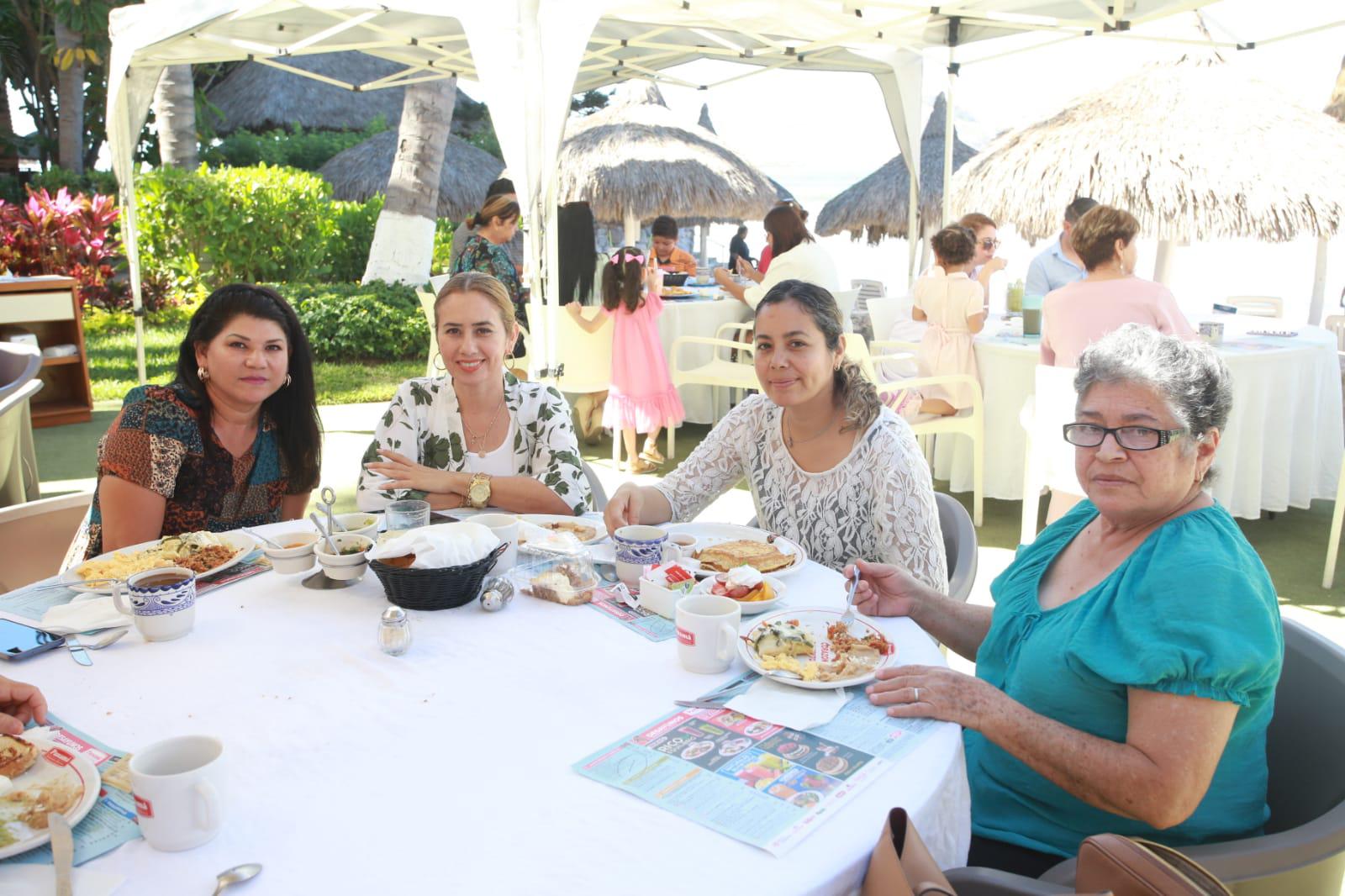 $!Hacen fila desde temprano para celebrar a sus mamás en restaurantes