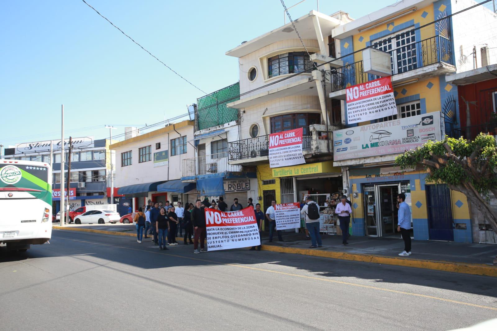 $!Carril preferencial en Mazatlán mata la economía, denuncian comerciantes de la Juan Carrasco