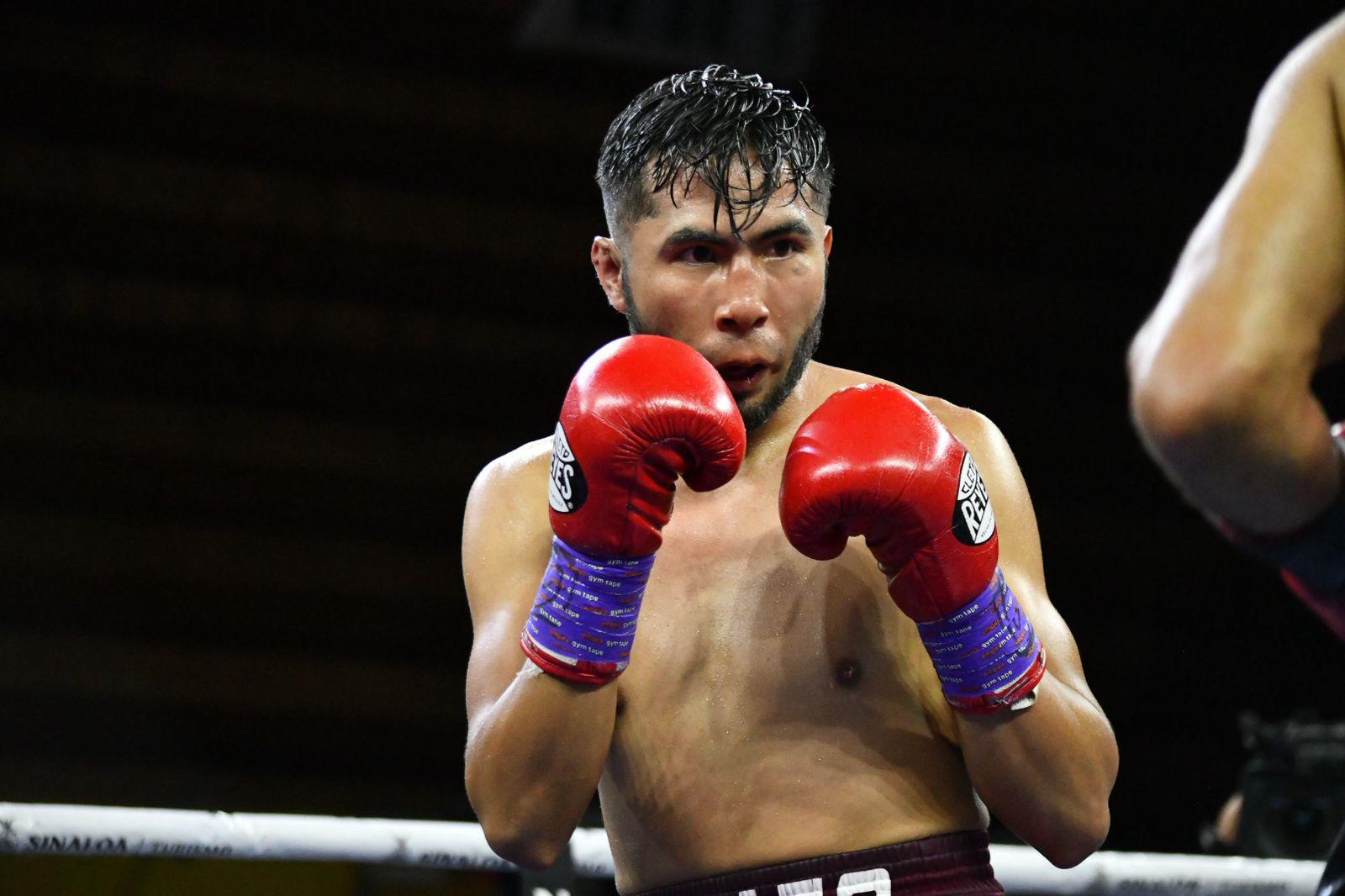 $!‘Veneno’ Aréchiga noquea en el séptimo asalto y enciende la noche de boxeo en Culiacán