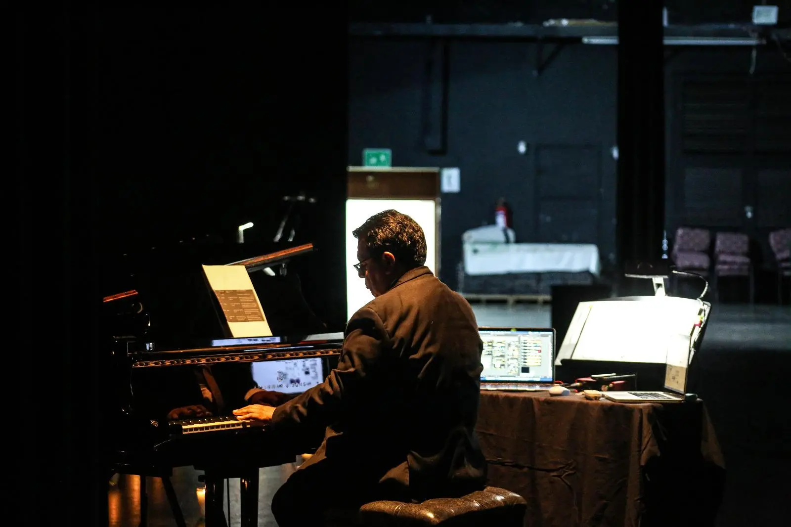 $!El compositor Aldo Rodríguez presenta su propuesta que fusiona sonido y tecnología en Culiacán.