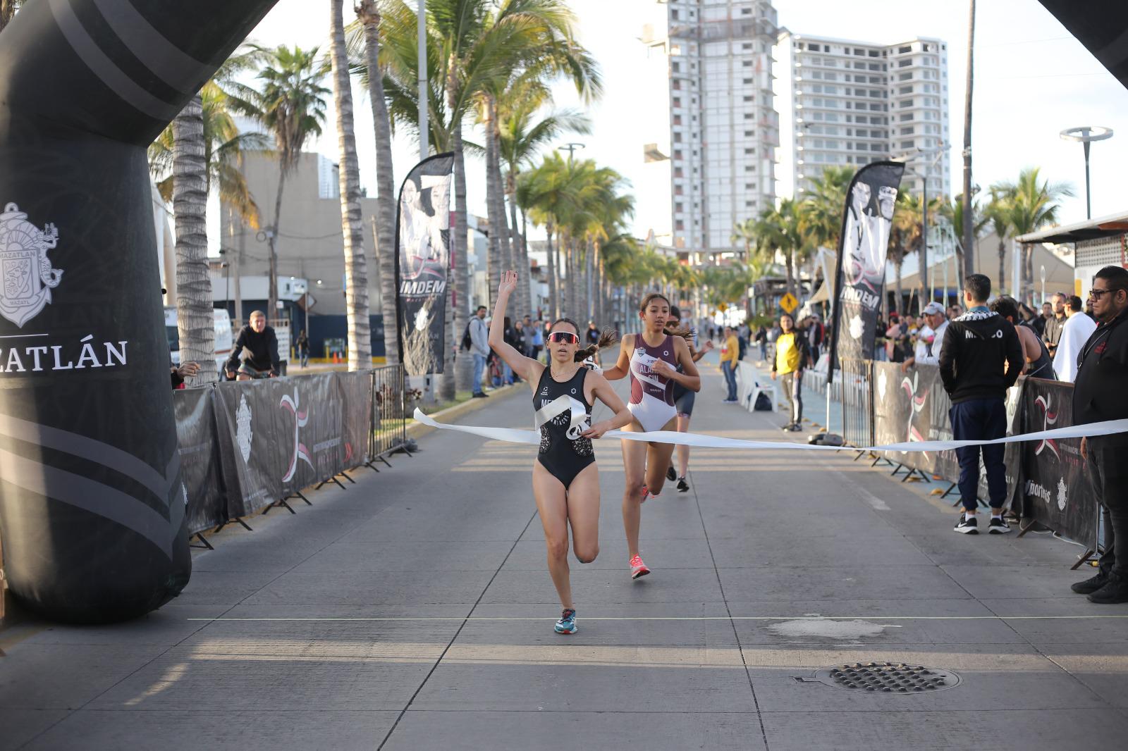 $!‘Perrón’ Zazueta y Daira Mercado protagonizan Selectivo de Acuatlón en Mazatlán