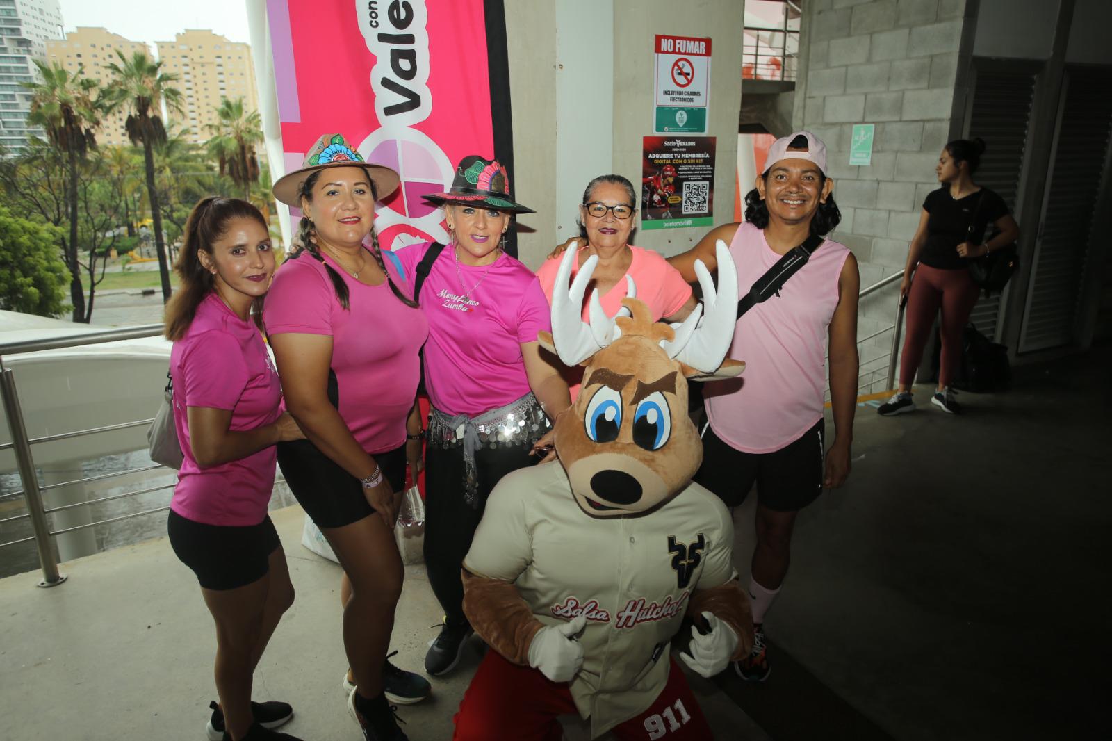 $!Beatriz Reta, Linda Chavarría, Mónica Figueroa, Genoveva Trujillo y Hazel Armenta junto a El Venny, mascota del Club Venados.