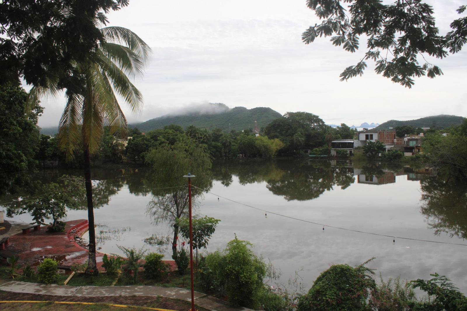 $!Se desbordan lagunas en Rosario e inundan viviendas