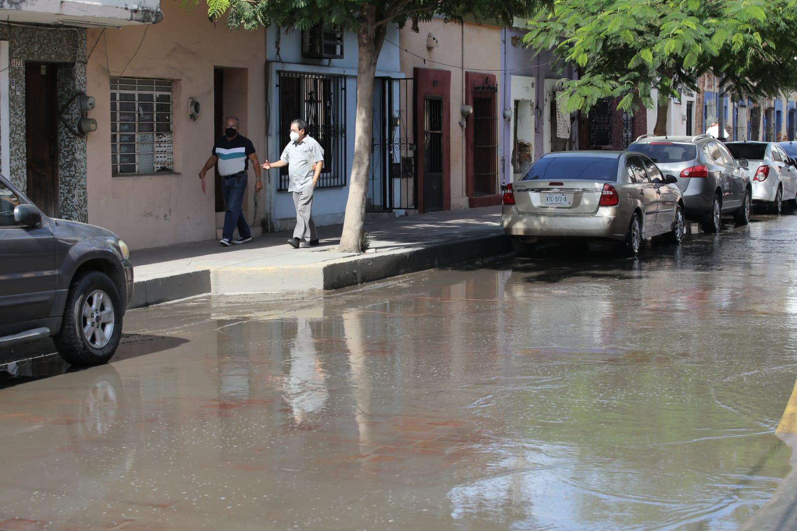 $!Inundan aguas negras la calle Benito Juárez, en el Centro de Mazatlán