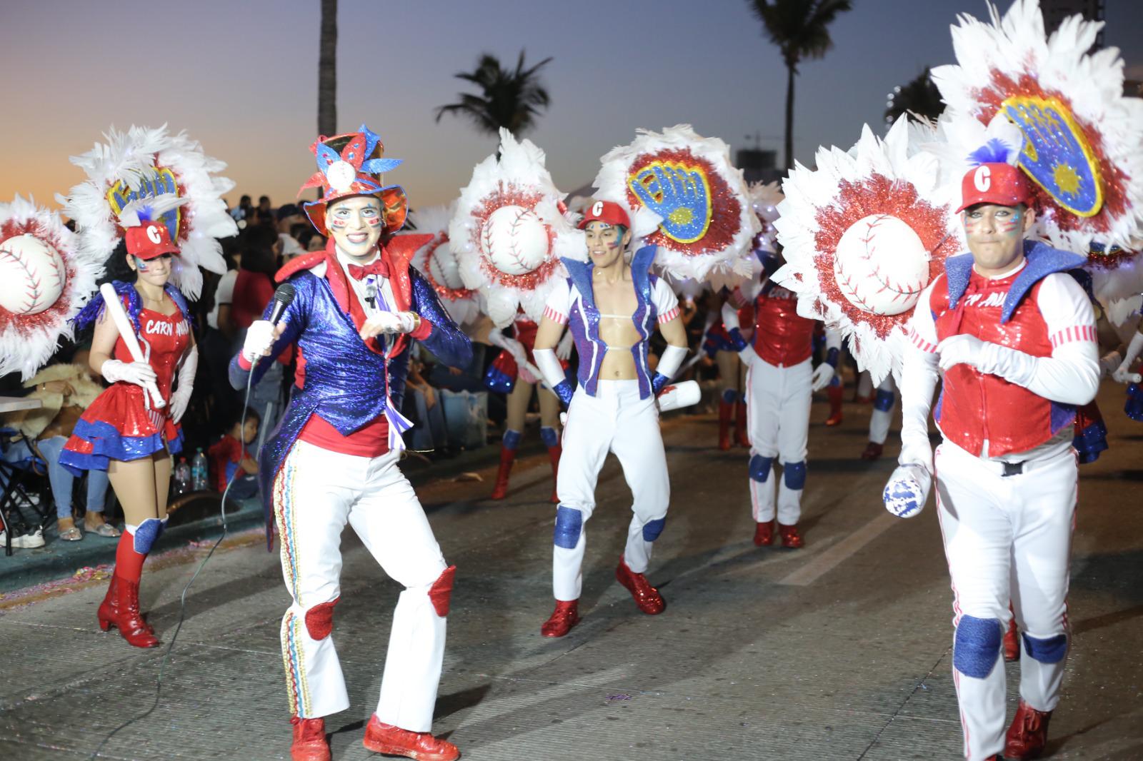 $!A la sombra del atardecer, cierra Mazatlán su Carnaval con un emotivo desfile