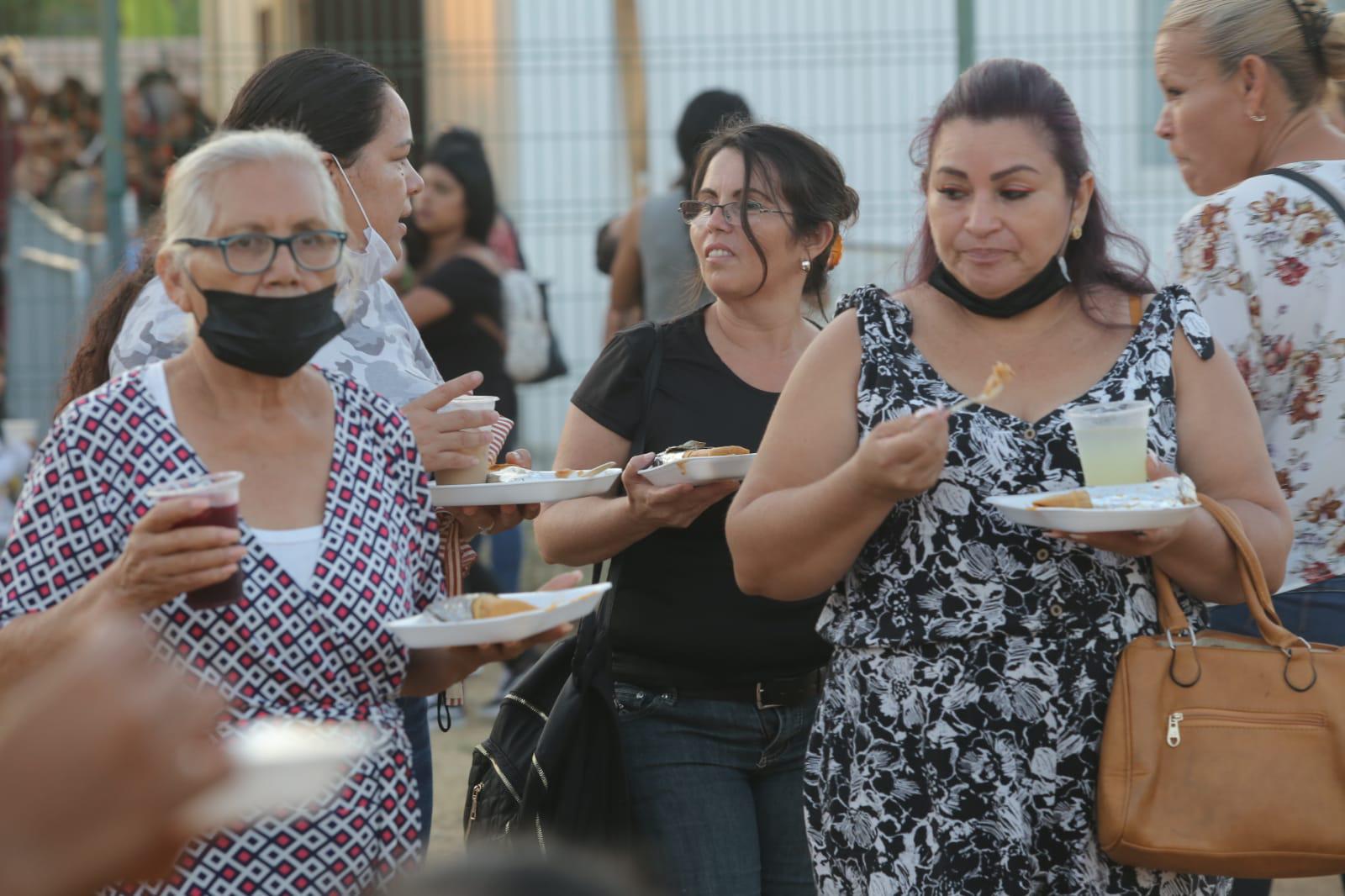 $!Se descontrola festejo del Día de las Madres del Gobierno de Mazatlán