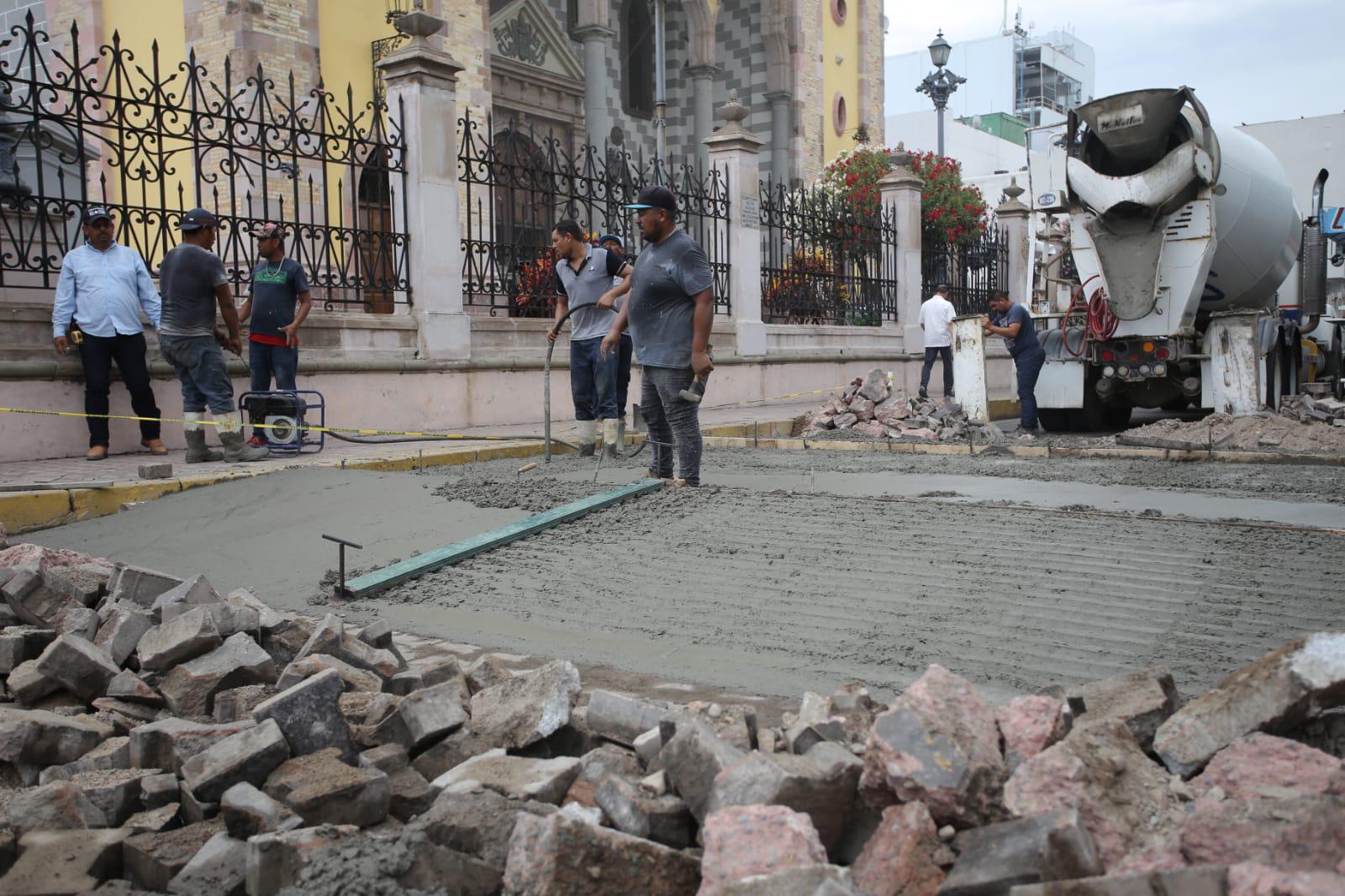 $!Construyen otro paso peatonal elevado en Mazatlán, ahora afuera de Catedral