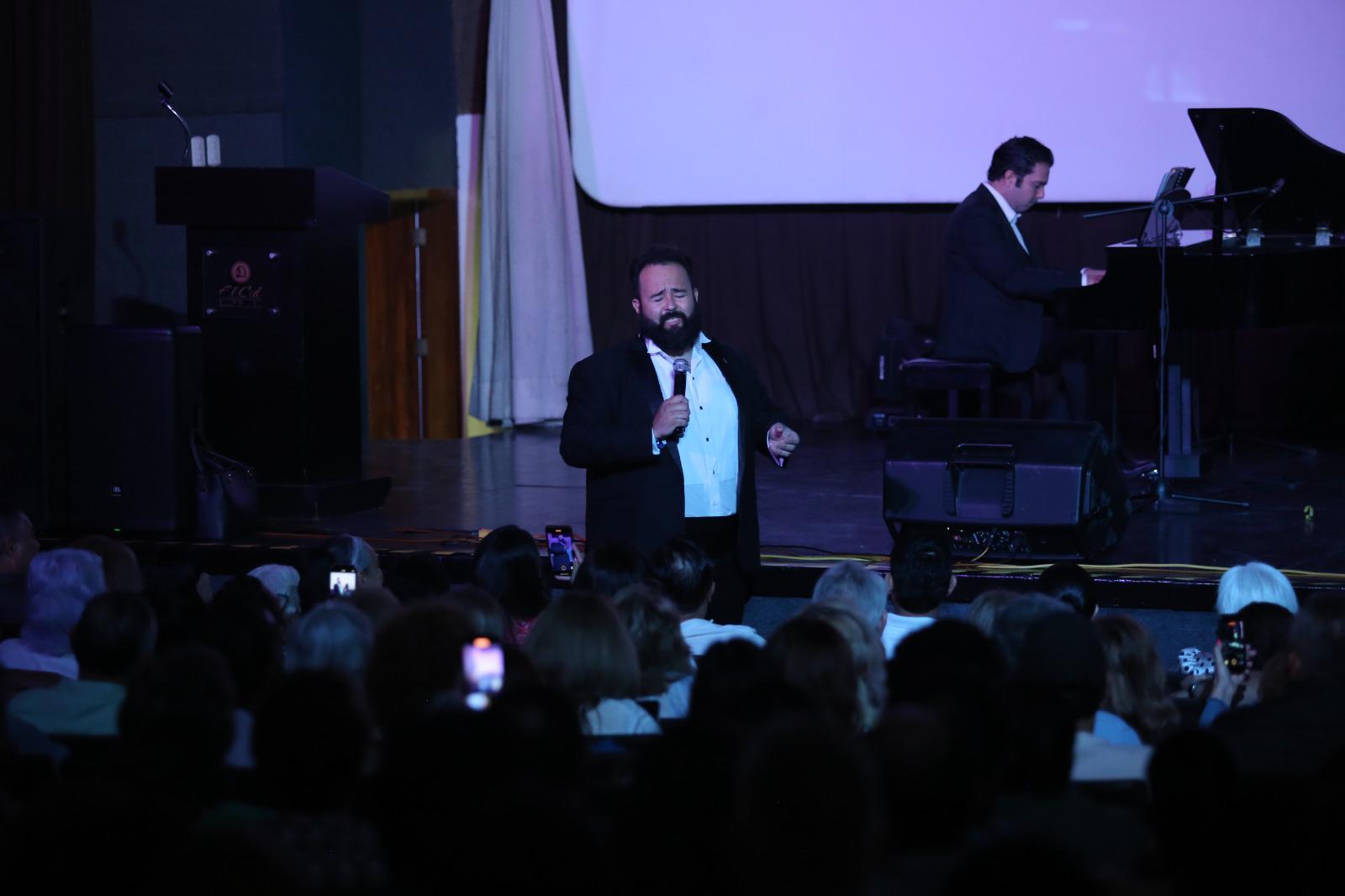 $!Jorge Echeagaray se bajó en algunas ocasiones e interactúo con el público.