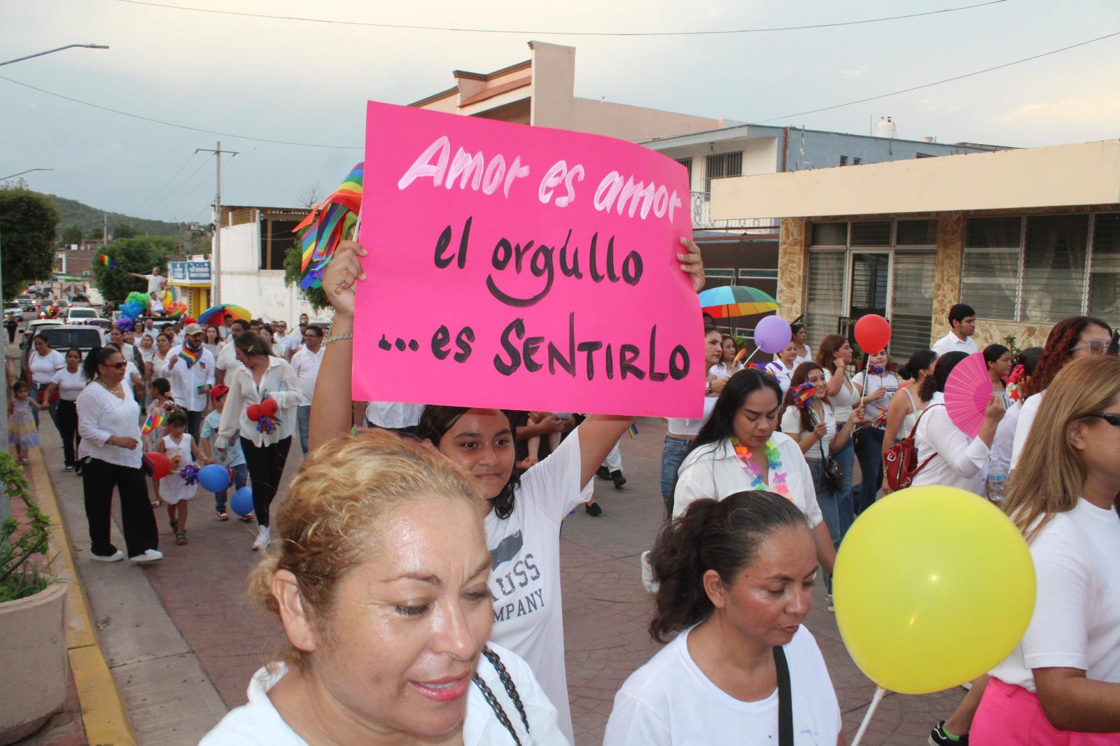 $!Marcha LGBT+ en Rosario se viste de blanco en memoria de víctimas de crímenes de odio