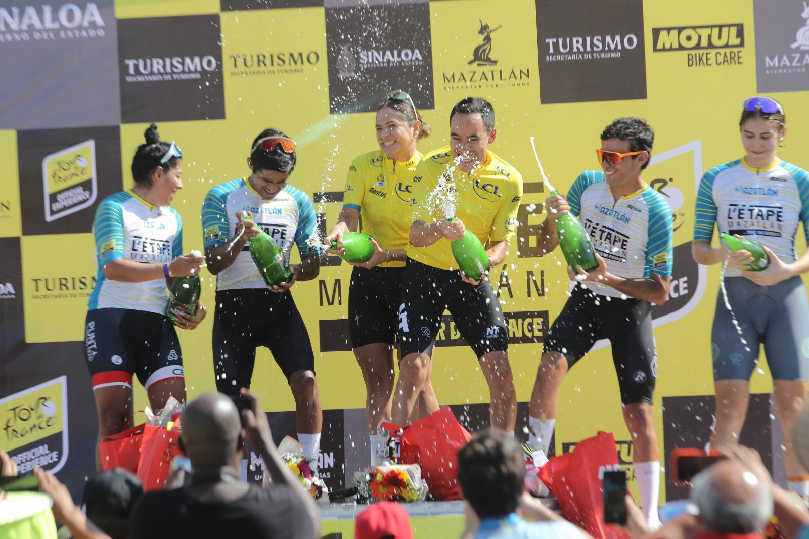 $!Los campeones contentos por su triunfo.