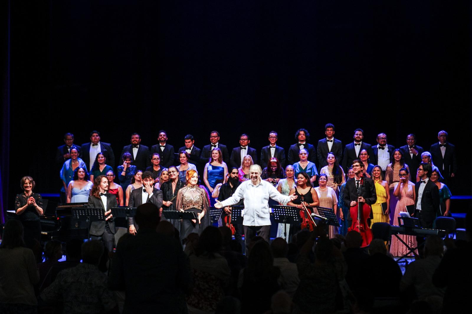 $!Al final los artistas recibieron los aplausos del público.