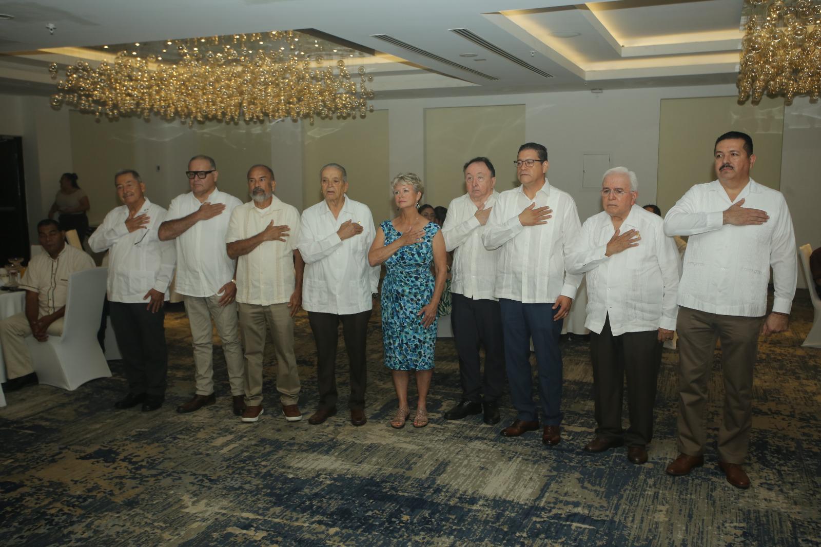 $!Integrantes del Club Rotario Mazatlán participaron en la ceremonia de renovación de la Junta Directiva para el periodo 2026-2027.
