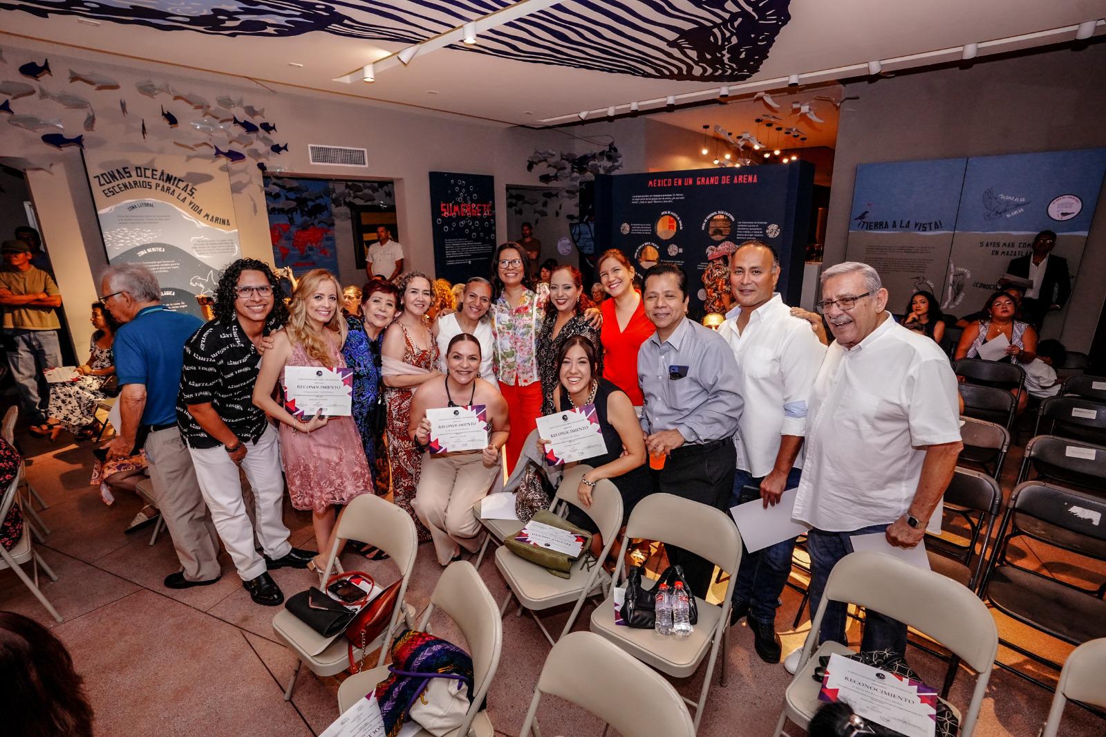 $!Los artistas recibieron reconocimientos por su aportación a la lírica del puerto.