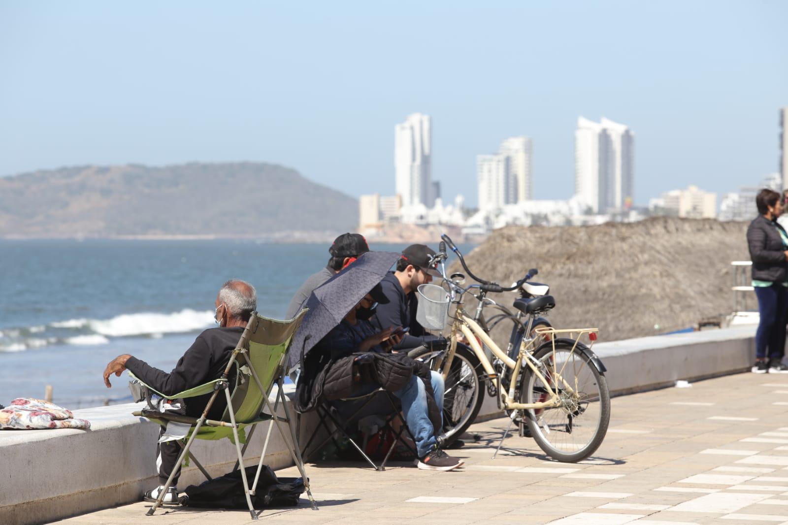 $!Este sábado ya hay gente apartando lugares en el malecón de Mazatlán