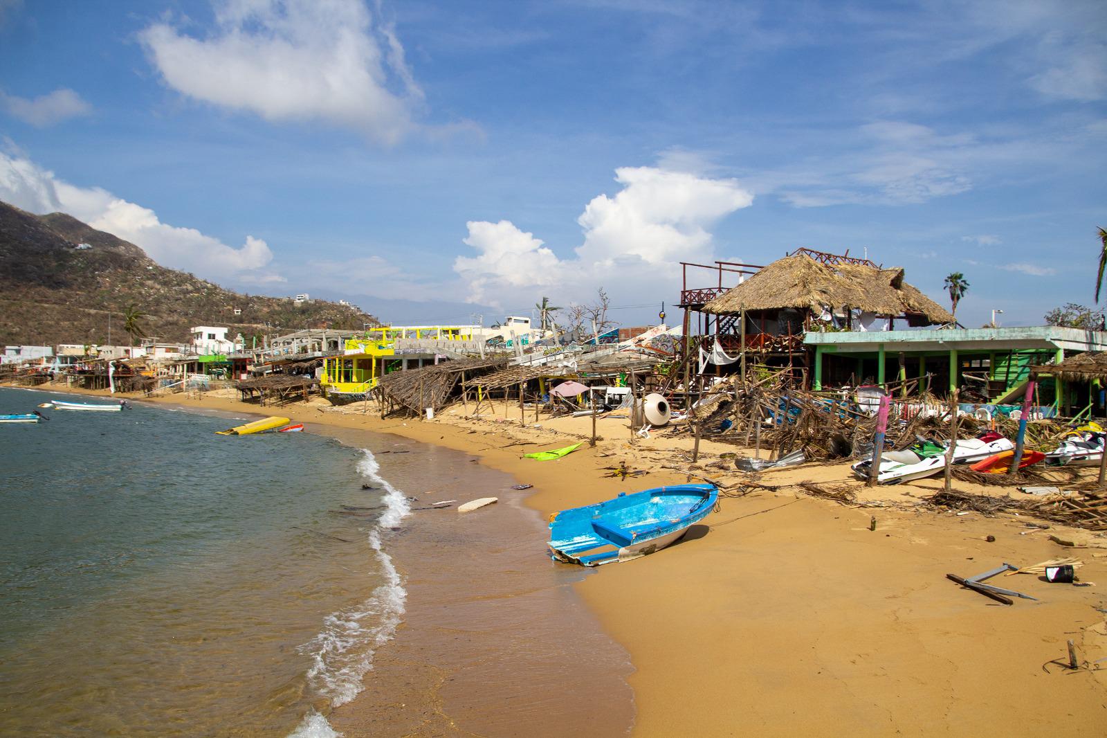 $!La bahía de Puerto Marqués y los restaurantes destruidos por el paso del huracán Otis. En primer plano, una lancha partida.