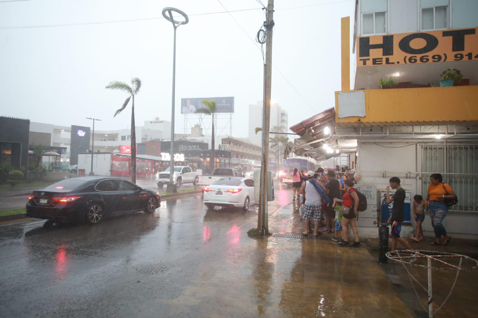 $!Azota fuerte viento y lluvia a Mazatlán