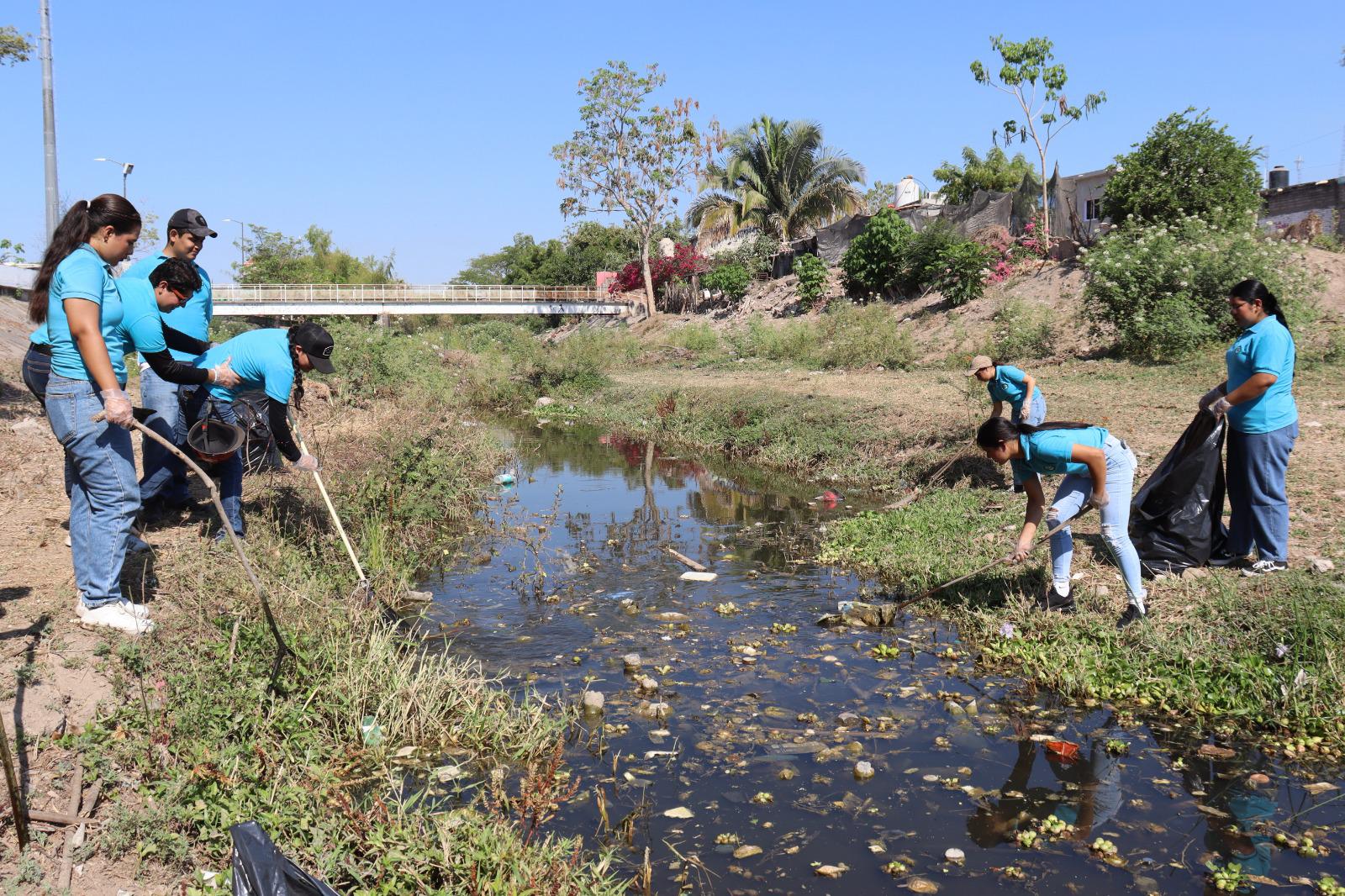 $!Con limpieza del arroyo Buñigas, participa de UTEsc en Jornada Nacional de Tequios por la Paz, que impulsa la Presidencia de la República.