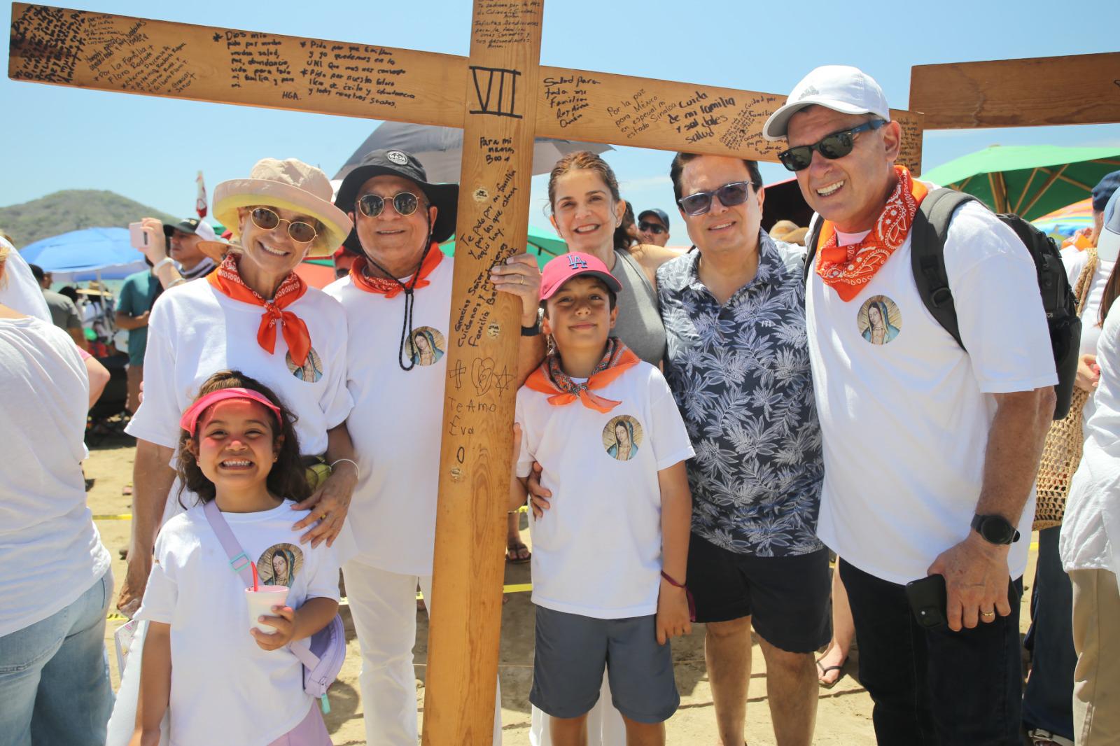 $!Familias completas acompañaron el viacrucis viviente, caminando en oración a lo largo del recorrido.