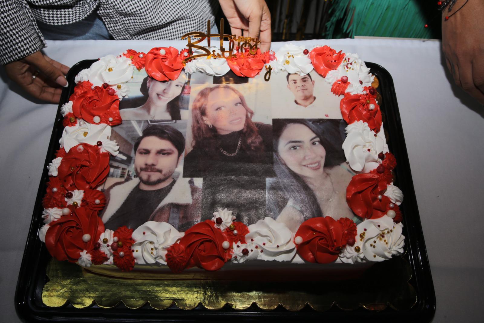 $!El pastel estuvo decorado con una fotos de cada uno de los cumpleañeros.