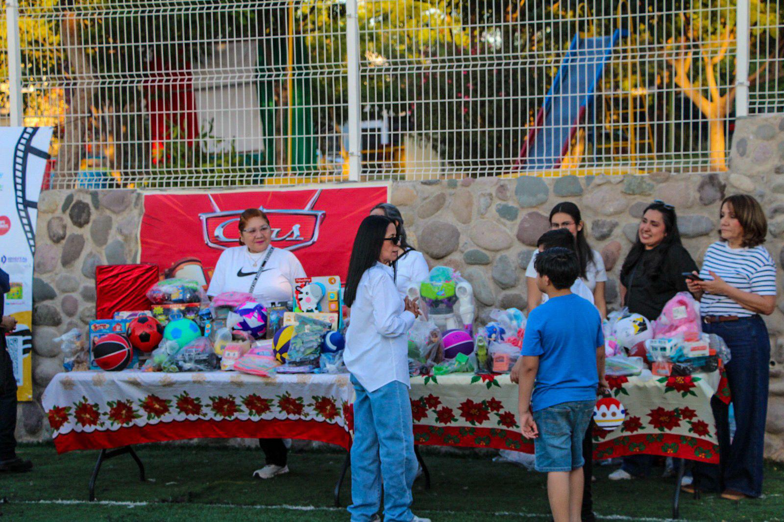 $!El Voluntariado Estatal de la Secretaría de Salud, encabezado por Bertha Alicia Galindo Barrón, se sumó con la entrega de regalos.
